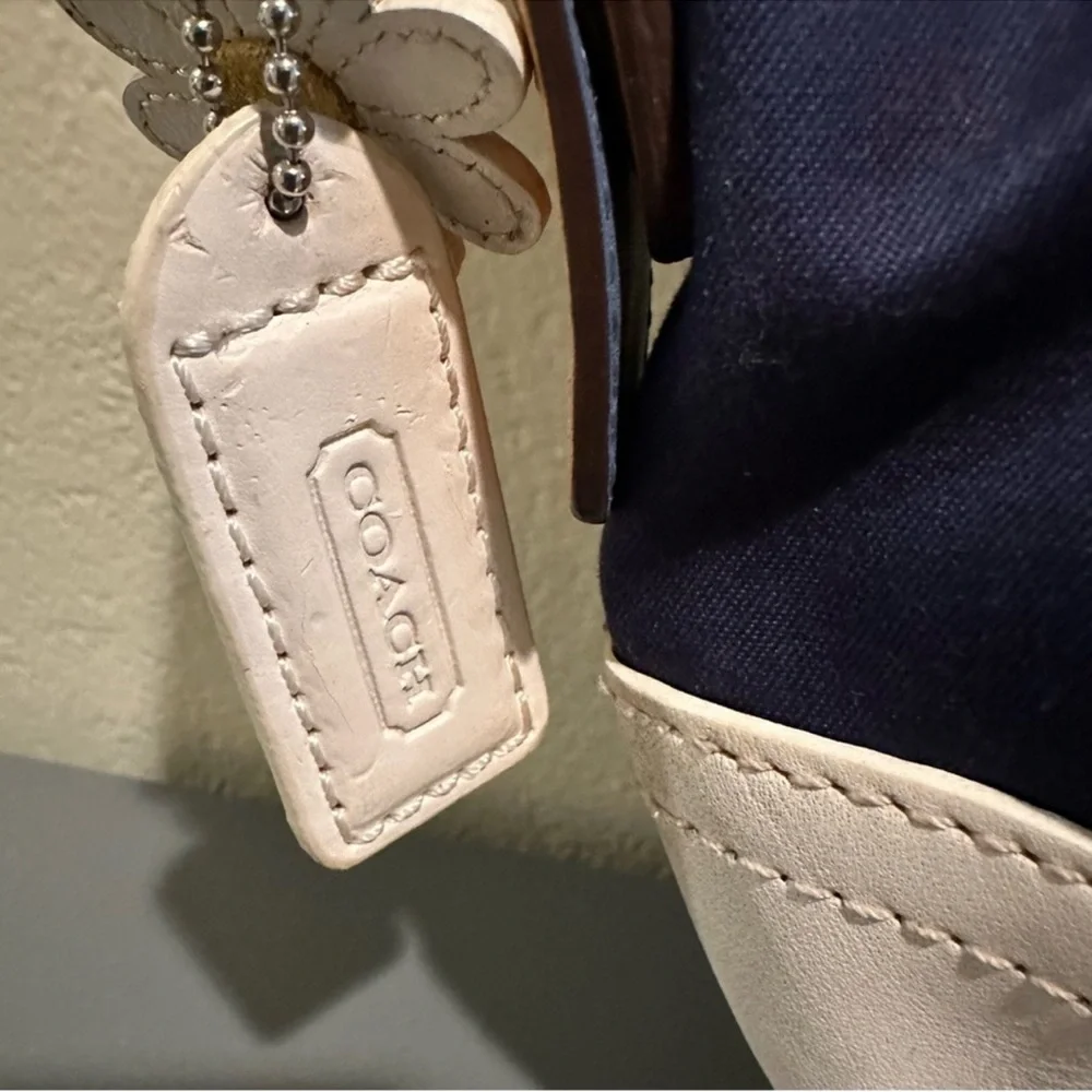 Vintage Y2K Coach SoHo mini Hobo
Navy and White style 4431 (2004) - Picture 12 of 14